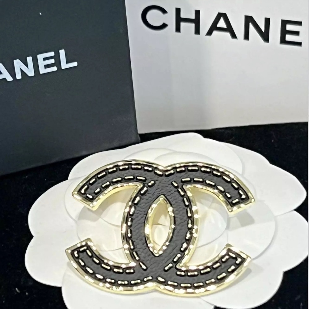 Chanel Gold Leather Textured Interlocking CC Brooch (CCXX020) With COA